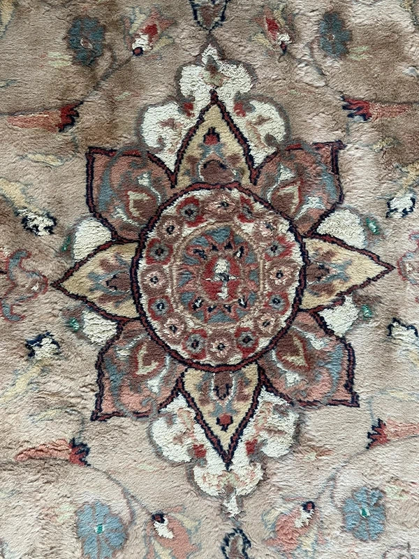 Vintage Persian-style floral rug, silk-touch / fine weave, 187 × 127 cm — photograph 5