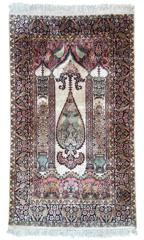 Handmade Kashmir Silk Rug – 161 × 93 cm – Floral & Peacock Design — photograph 1