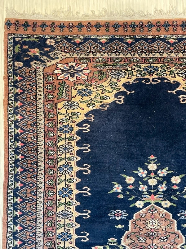 Vintage navy oriental rug 154×96cm – floral medallion, fringed — photograph 4