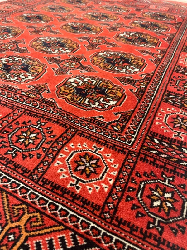Vintage Hand-Knotted Pakistani Bokhara Rug 147 × 104 cm Red Wool — photograph 3