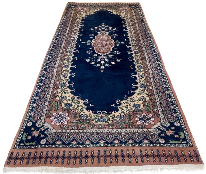 Vintage navy oriental rug 154×96cm – floral medallion, fringed — photograph 2