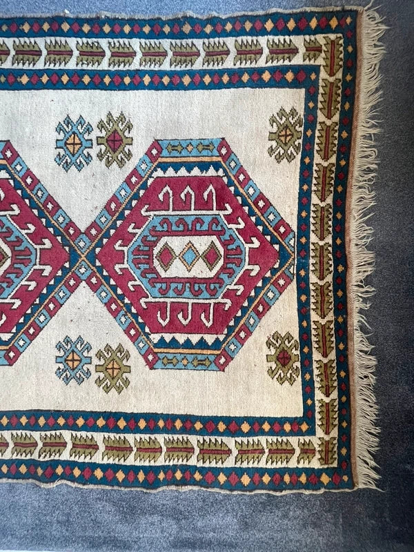 Large Hand Knotted Turkish Rug 252 x 152 cm – Ivory & Pink Geometric Wool Rug — photograph 9