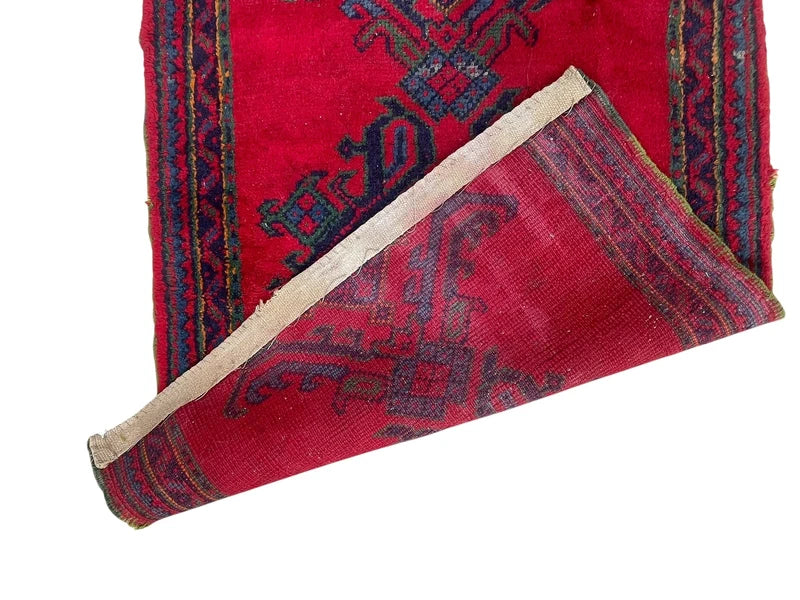 Vintage Turkish Hand Knotted Wool Village Rug 140 × 91 cm – Eastern Anatolian Tribal — photograph 9