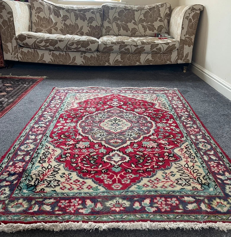Hand Knotted Persian Floral Rug 139 x 105 cm – Small Vintage Wool Rug — photograph 9