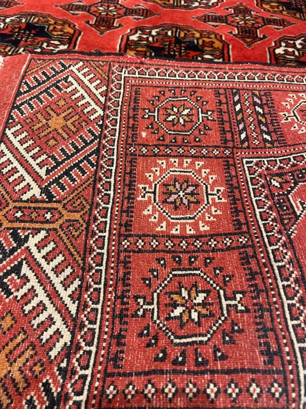 Vintage Hand-Knotted Pakistani Bokhara Rug 147 × 104 cm Red Wool — photograph 5