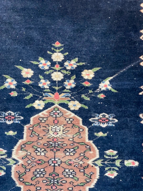 Vintage navy oriental rug 154×96cm – floral medallion, fringed — photograph 6
