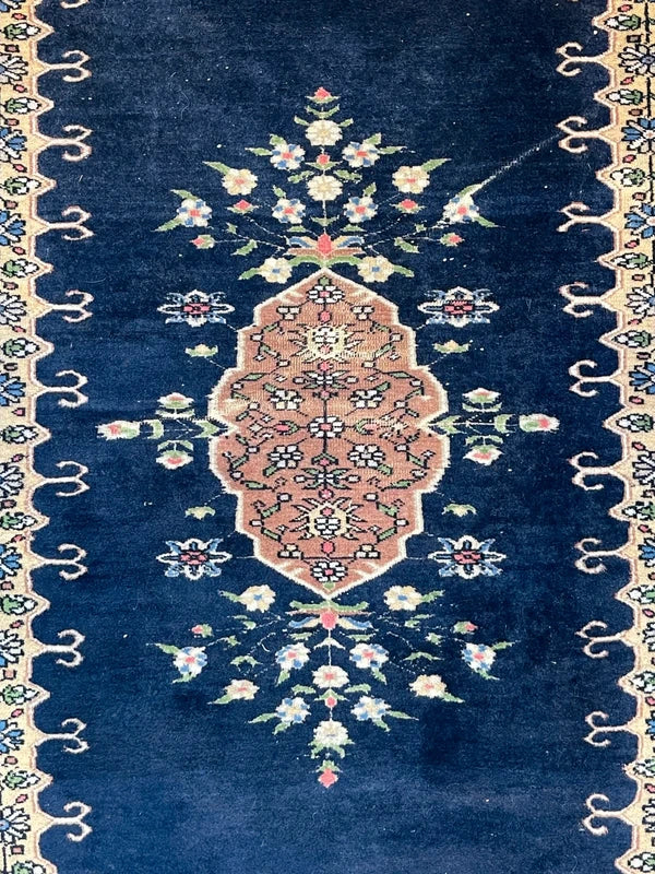 Vintage navy oriental rug 154×96cm – floral medallion, fringed — photograph 5