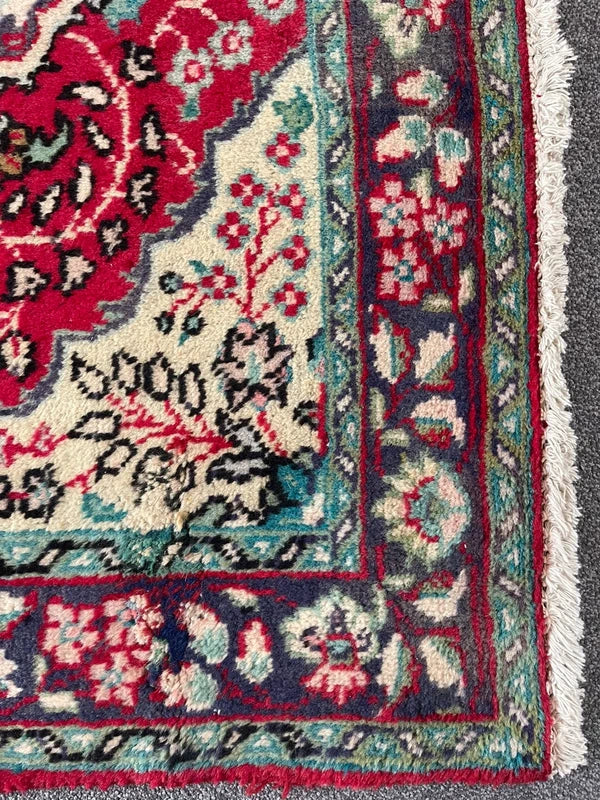 Hand Knotted Persian Floral Rug 139 x 105 cm – Small Vintage Wool Rug — photograph 4