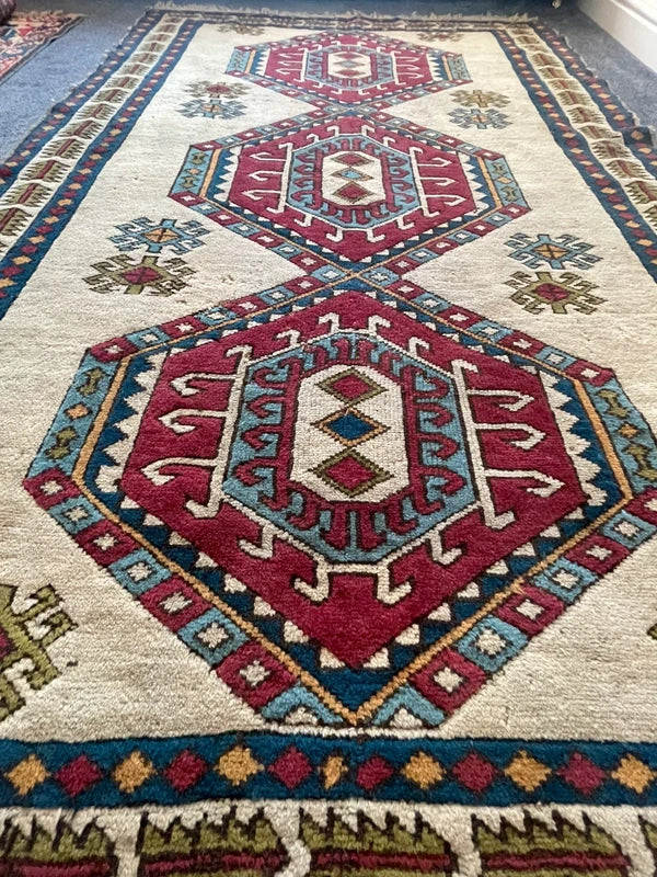 Large Hand Knotted Turkish Rug 252 x 152 cm – Ivory & Pink Geometric Wool Rug — photograph 11
