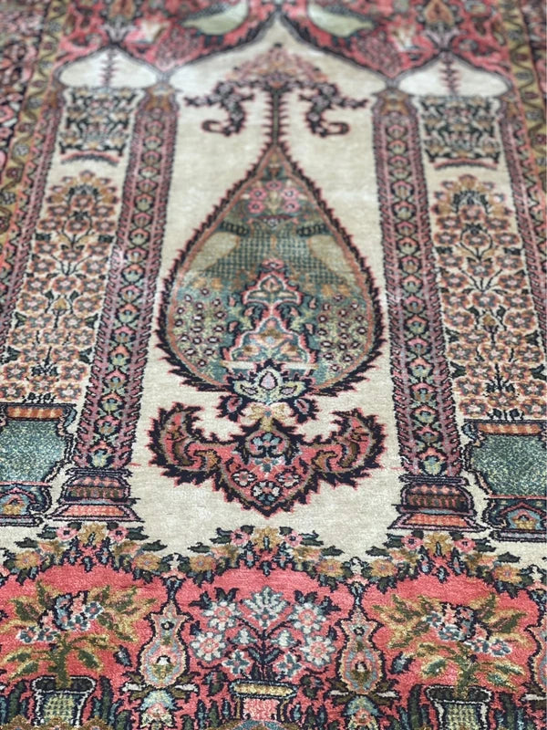 Handmade Kashmir Silk Rug – 161 × 93 cm – Floral & Peacock Design — photograph 2