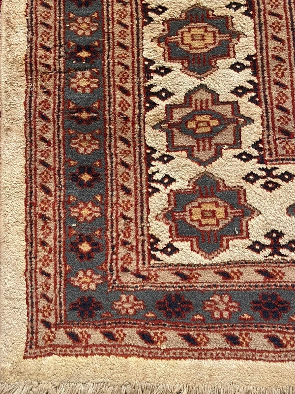 Hand-knotted wool rug with silk highlights – neutral geometric medallions – 184 × 122 cm — photograph 12