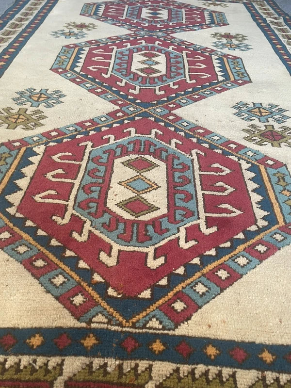 Large Hand Knotted Turkish Rug 252 x 152 cm – Ivory & Pink Geometric Wool Rug — photograph 6