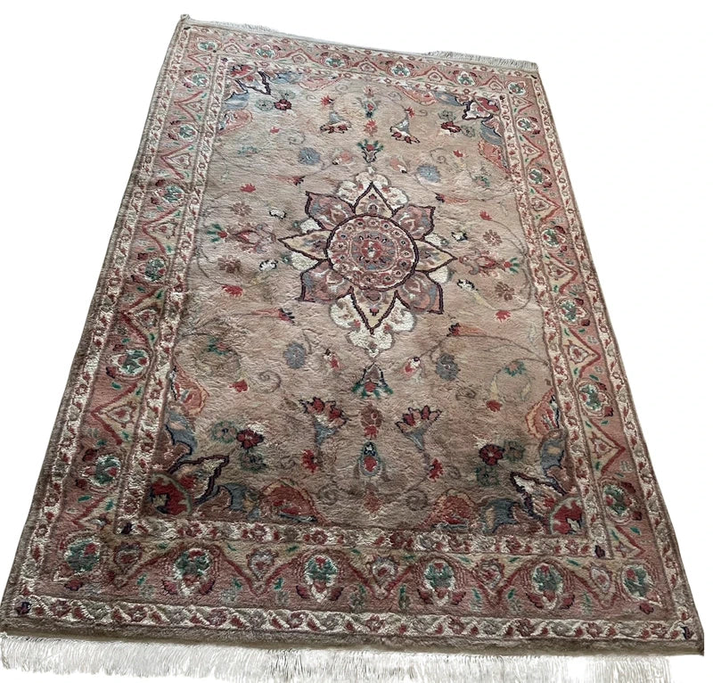 Vintage Persian-style floral rug, silk-touch / fine weave, 187 × 127 cm — photograph 2