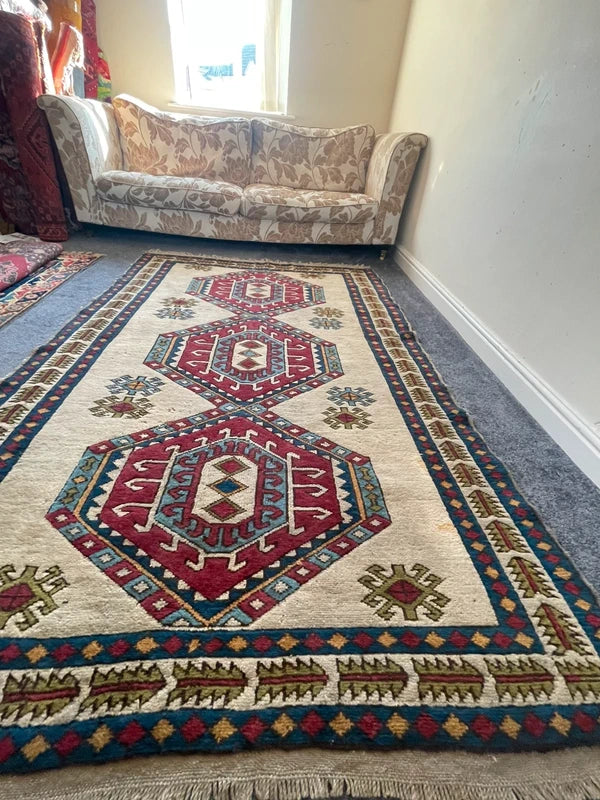 Large Hand Knotted Turkish Rug 252 x 152 cm – Ivory & Pink Geometric Wool Rug — photograph 7