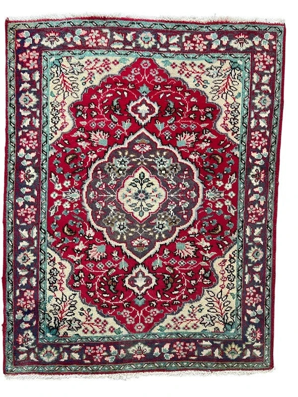 Hand Knotted Persian Floral Rug 139 x 105 cm – Small Vintage Wool Rug — photograph 1